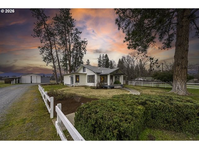 408 OAK GROVE Rd, Medford, OR 97501