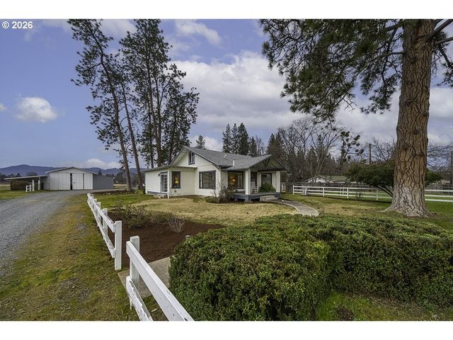 408 OAK GROVE Rd, Medford, OR 97501
