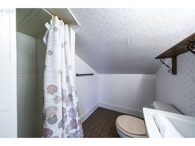 408 OAK GROVE Rd, Medford, OR 97501