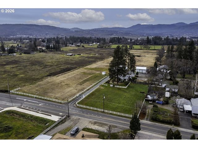408 OAK GROVE Rd, Medford, OR 97501