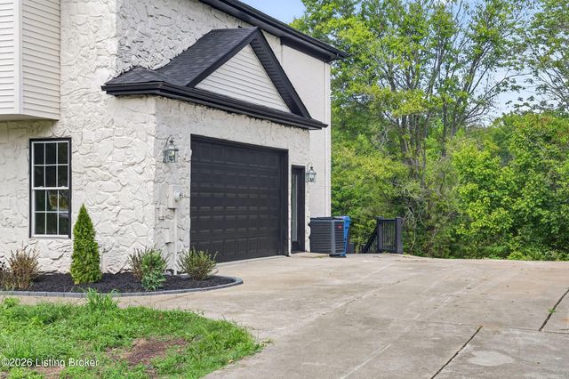 3815 Carriage Pointe Dr, Crestwood, KY 40014