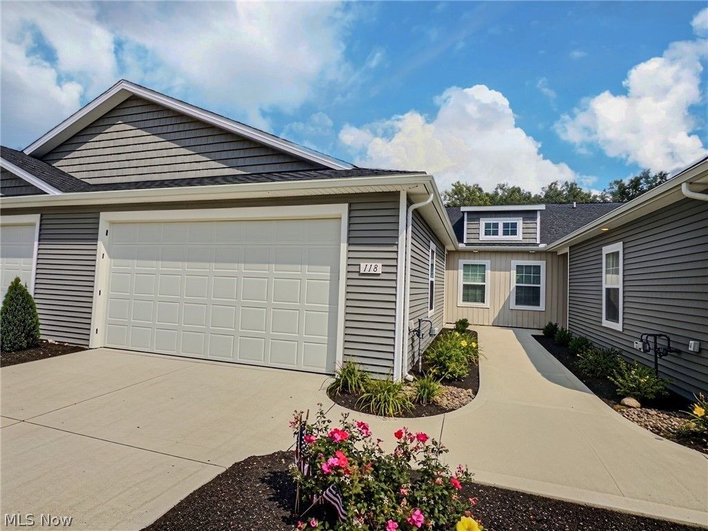 118 W Spring Drive, Elyria, OH 44035