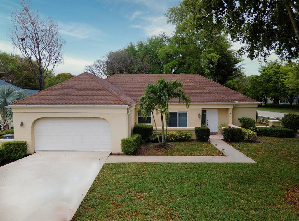 10195 Greentrail Drive, Boynton Beach, FL 33436