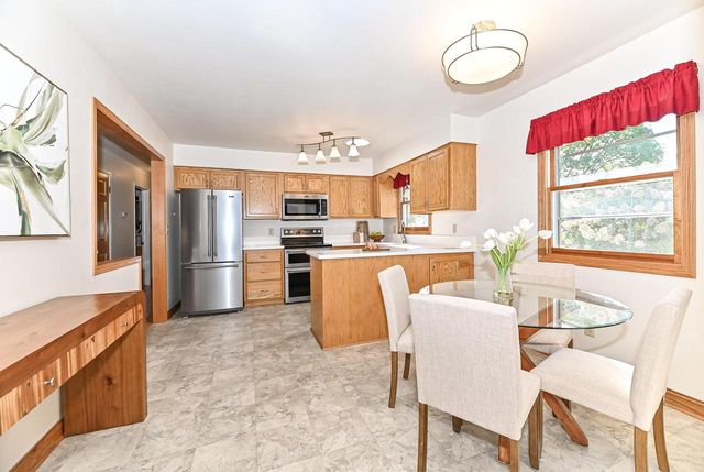 1713 Fox River PARKWAY, Waukesha, WI 53189