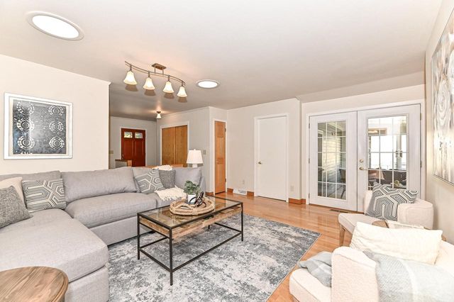 1713 Fox River PARKWAY, Waukesha, WI 53189