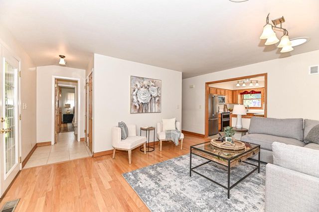 1713 Fox River PARKWAY, Waukesha, WI 53189