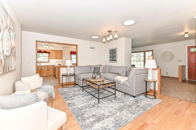 1713 Fox River PARKWAY, Waukesha, WI 53189