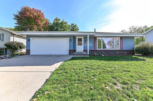 1713 Fox River PARKWAY, Waukesha, WI 53189