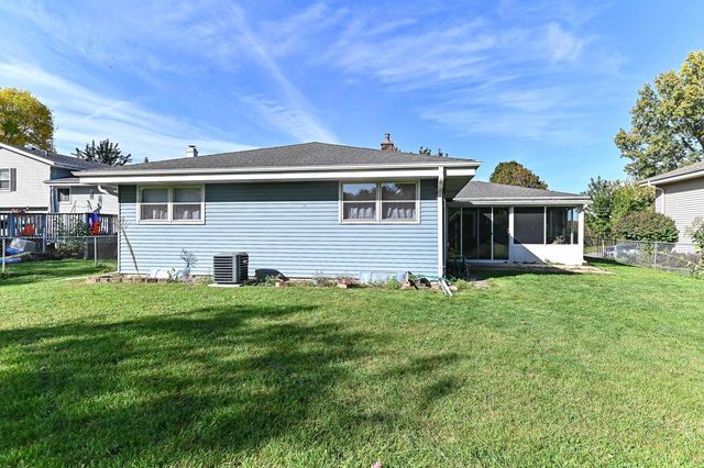 1713 Fox River PARKWAY, Waukesha, WI 53189