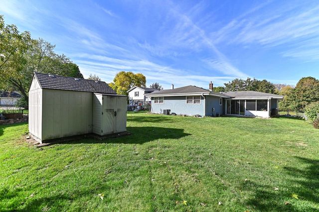 1713 Fox River PARKWAY, Waukesha, WI 53189