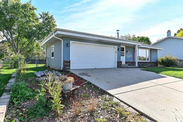 1713 Fox River PARKWAY, Waukesha, WI 53189