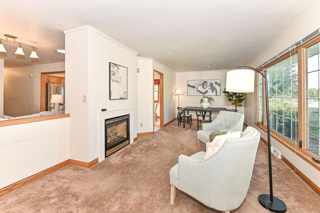 1713 Fox River PARKWAY, Waukesha, WI 53189