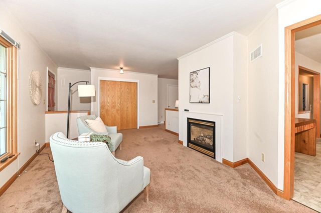 1713 Fox River PARKWAY, Waukesha, WI 53189