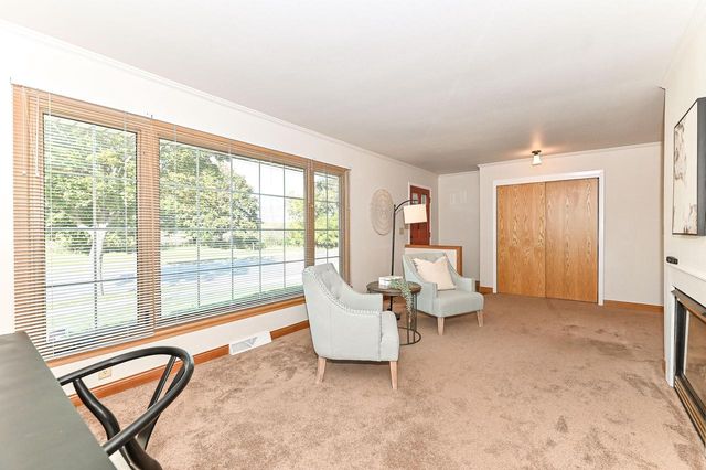 1713 Fox River PARKWAY, Waukesha, WI 53189