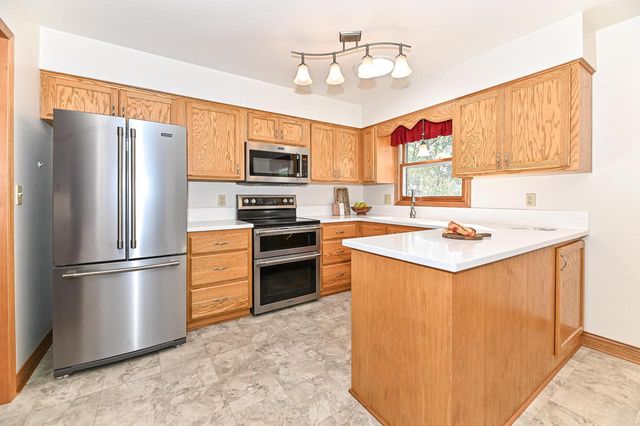 1713 Fox River PARKWAY, Waukesha, WI 53189