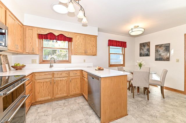 1713 Fox River PARKWAY, Waukesha, WI 53189