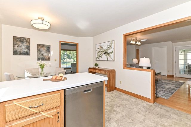 1713 Fox River PARKWAY, Waukesha, WI 53189