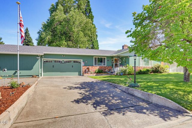 1130 Crest Drive, Central Point, OR 97502
