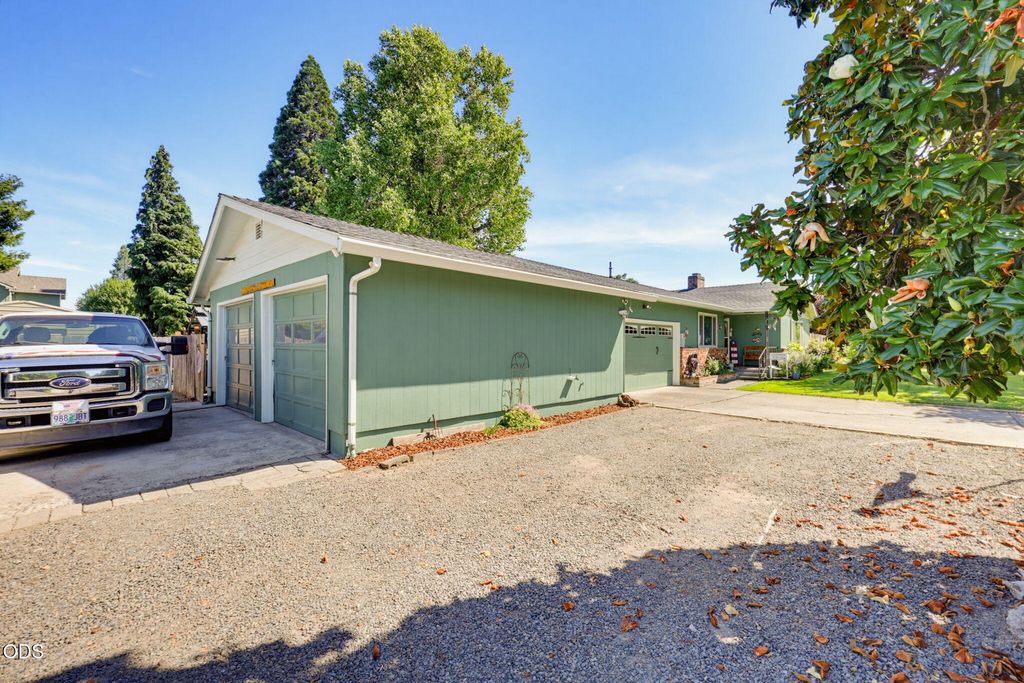 1130 Crest Drive, Central Point, OR 97502