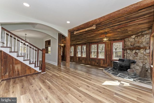2042 UPPER RIDGE RD, Green Lane, PA 18054