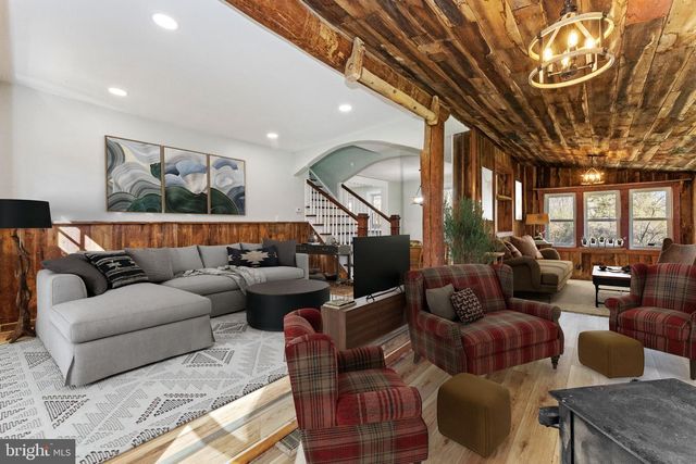 2042 UPPER RIDGE RD, Green Lane, PA 18054