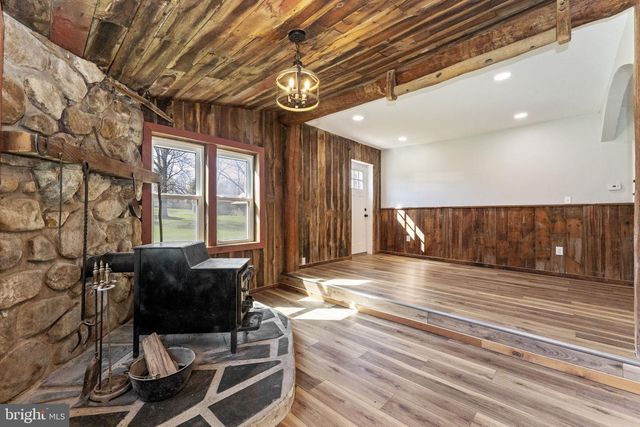 2042 UPPER RIDGE RD, Green Lane, PA 18054