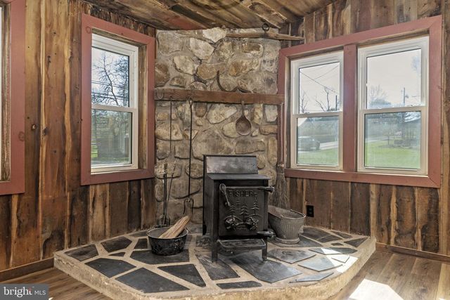 2042 UPPER RIDGE RD, Green Lane, PA 18054