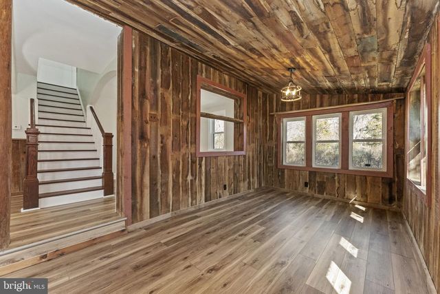 2042 UPPER RIDGE RD, Green Lane, PA 18054