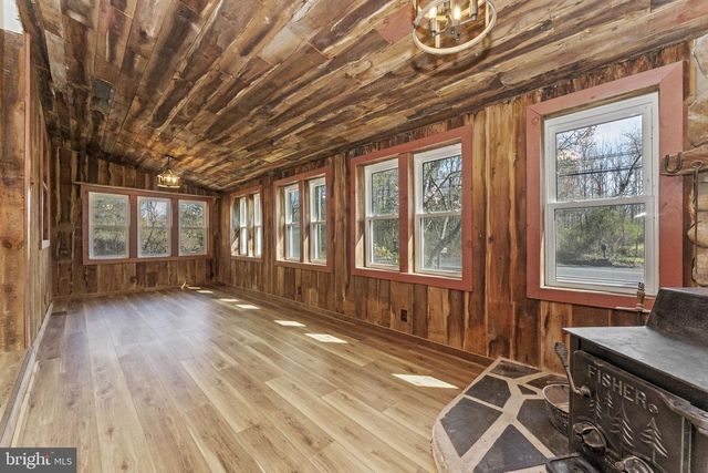 2042 UPPER RIDGE RD, Green Lane, PA 18054