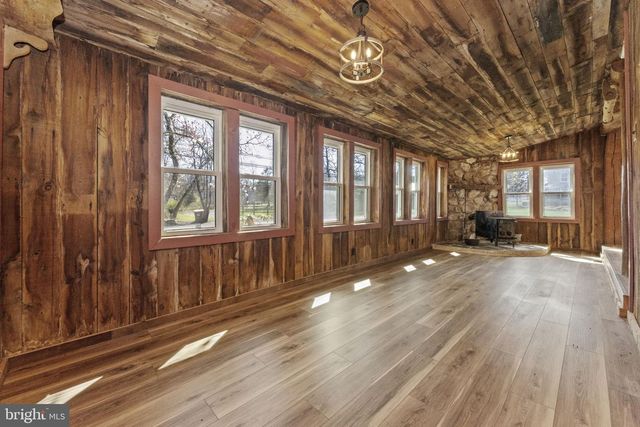 2042 UPPER RIDGE RD, Green Lane, PA 18054
