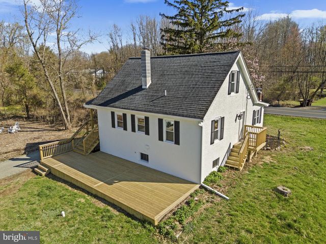 2042 UPPER RIDGE RD, Green Lane, PA 18054