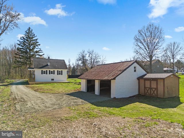 2042 UPPER RIDGE RD, Green Lane, PA 18054