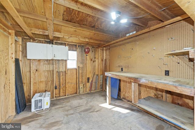 2042 UPPER RIDGE RD, Green Lane, PA 18054
