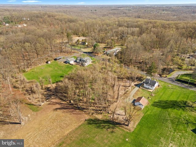 2042 UPPER RIDGE RD, Green Lane, PA 18054