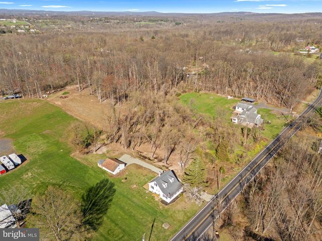 2042 UPPER RIDGE RD, Green Lane, PA 18054