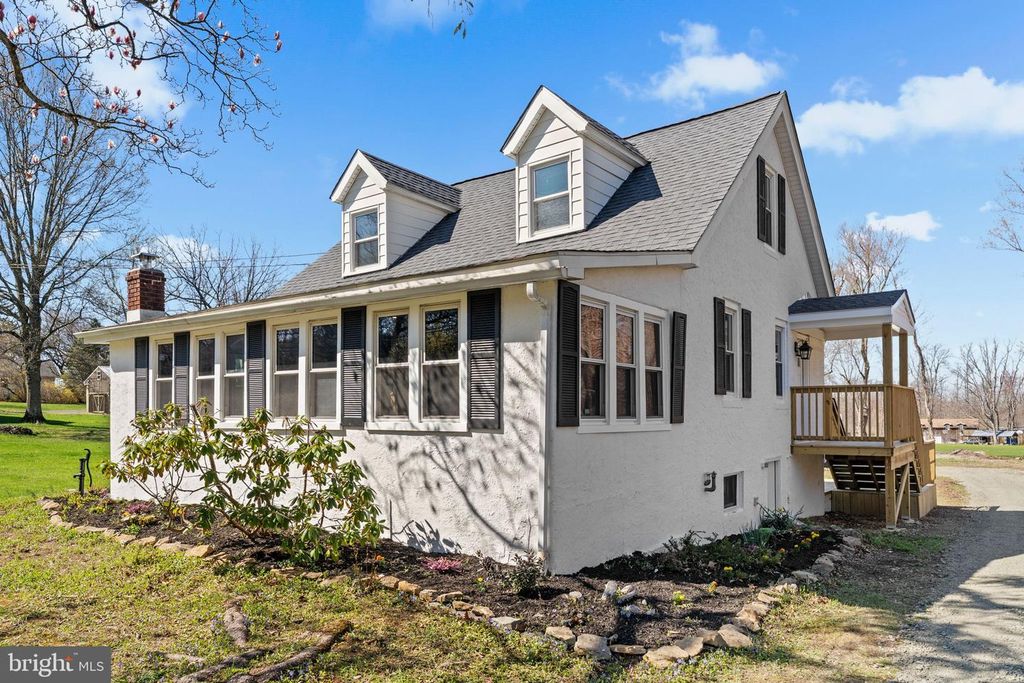 2042 UPPER RIDGE RD, Green Lane, PA 18054