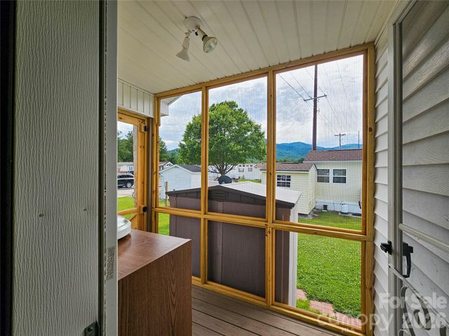 68 Strollers Lane, Waynesville, NC 28786