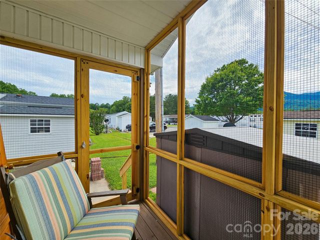 68 Strollers Lane, Waynesville, NC 28786