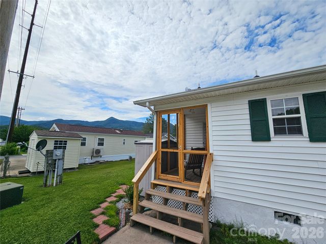 68 Strollers Lane, Waynesville, NC 28786
