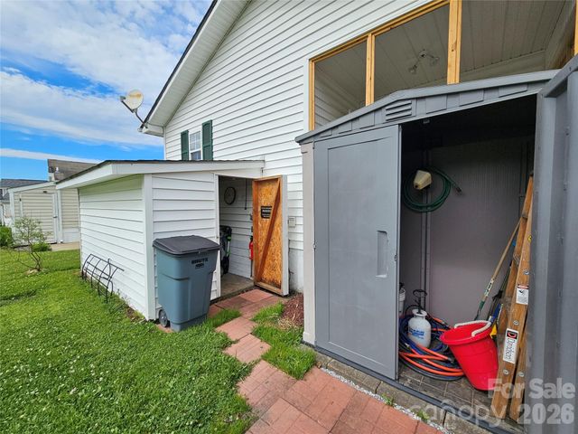68 Strollers Lane, Waynesville, NC 28786