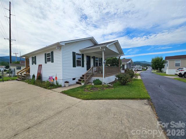 68 Strollers Lane, Waynesville, NC 28786