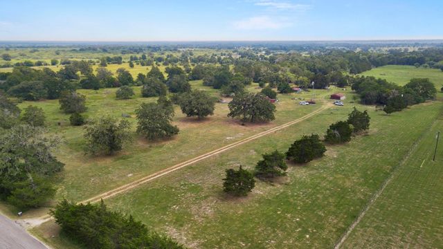 145 Stolle LN, Flatonia, TX 78941