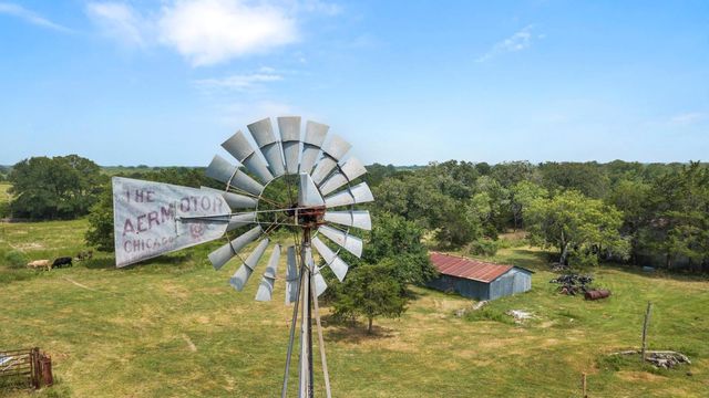 145 Stolle LN, Flatonia, TX 78941