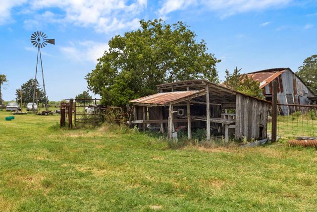 145 Stolle LN, Flatonia, TX 78941
