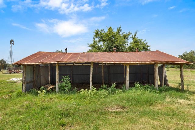 145 Stolle LN, Flatonia, TX 78941