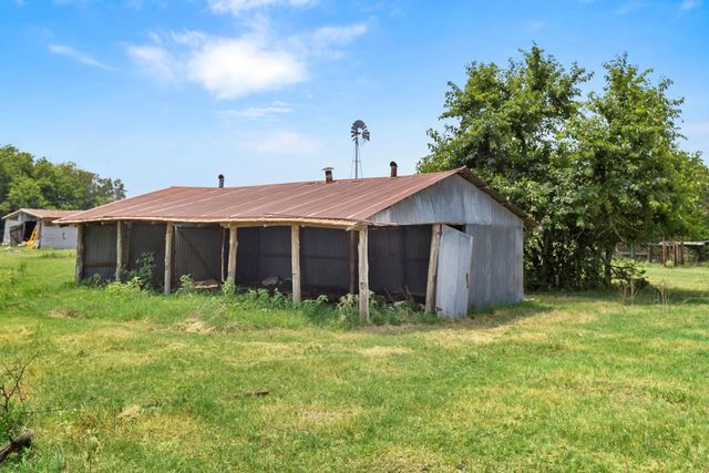 145 Stolle LN, Flatonia, TX 78941