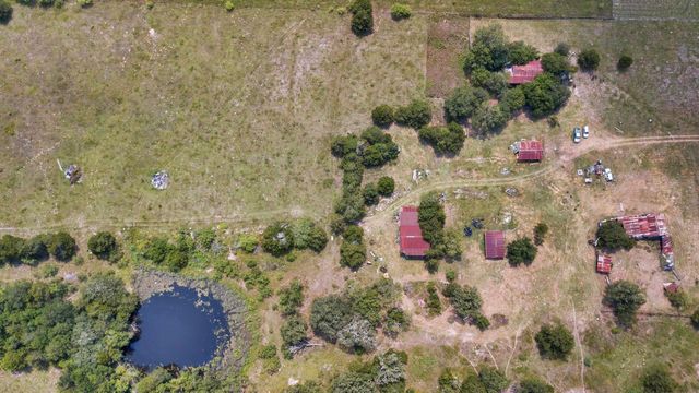 145 Stolle LN, Flatonia, TX 78941