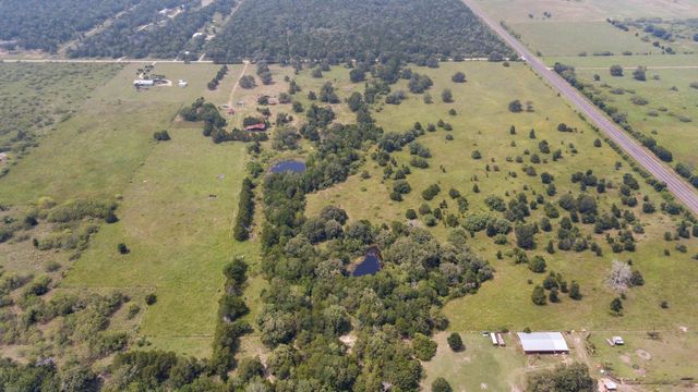 145 Stolle LN, Flatonia, TX 78941