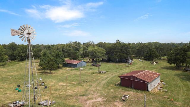 145 Stolle LN, Flatonia, TX 78941