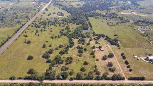 145 Stolle LN, Flatonia, TX 78941
